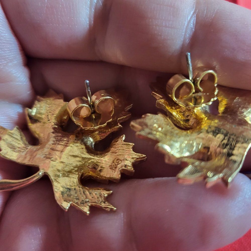 1960s Vintage Avon gold tone large Maple leaf stud earrings - Picture 5 of 5